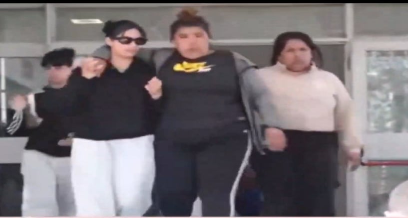 El ataque de llanto de Daniela Celis al salir del Hospital en el que Thiago Medina lucha por su vida