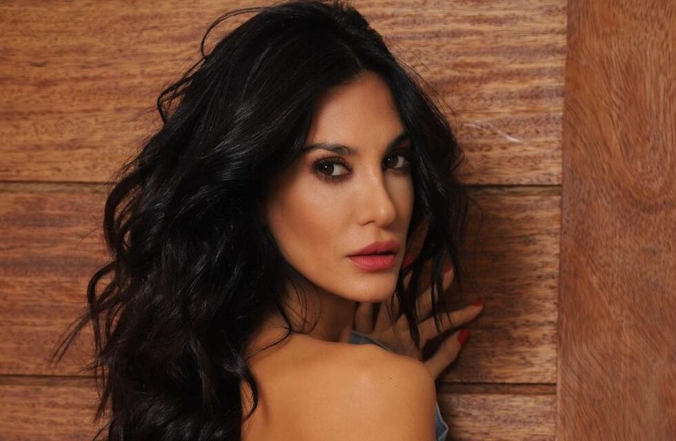 Para alentar a la Selección, Silvina Escudero posó en microbikini celeste y blanca: “Se palpita...”