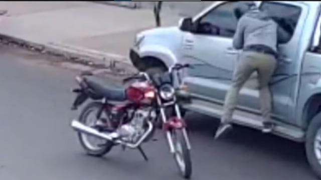 El ladrón actuó a plena luz del día y mientras otro vehículo circulaba por la zona. Reventó la ventanilla y robó una mochila.