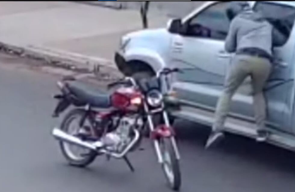 Video: en segundos, revienta una ventanilla y roba una mochila en Córdoba