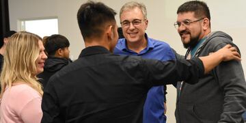 Luis Castellano con los artistas que grabaron con "mi primer tema"