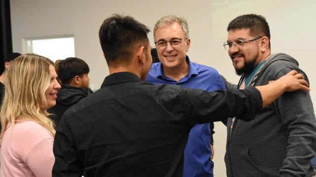 Luis Castellano con los artistas que grabaron con "mi primer tema"