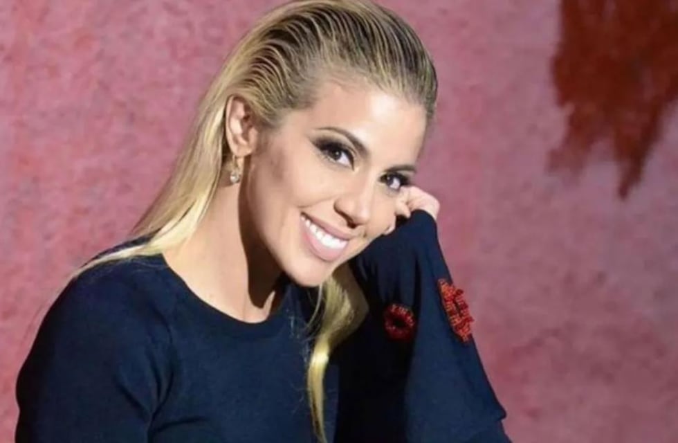 Virginia Gallardo posó desde la pileta con una bikini estampada animal print