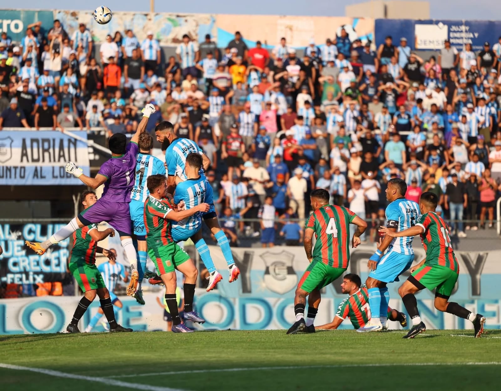 Las tribunas llenas, viendo a un equipo vacío de ideas. El "Lobo" jujeño todavía puede resetearse y recuperar el juego que lo tuvo hasta hace poco como uno de los líderes del torneo.