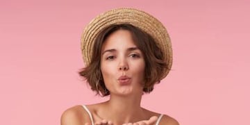 mujer mandando un beso