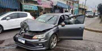 Así quedó el auto luego de recibir los disparos y colisionar contra otro rodado.