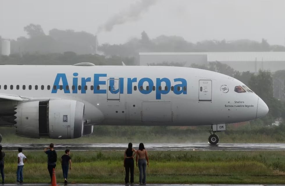 “La gente lloraba y rezaba”: un avión que salió de Córdoba tuvo que aterrizar de emergencia