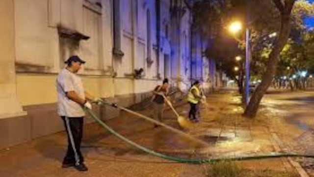 Limpieza de excrementos de aves en el centro de Rafaela