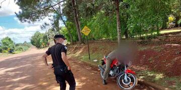 En estado de ebriedad, se quedó dormido sobre su motocicleta.