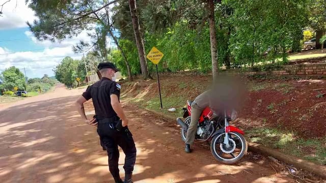 En estado de ebriedad, se quedó dormido sobre su motocicleta.