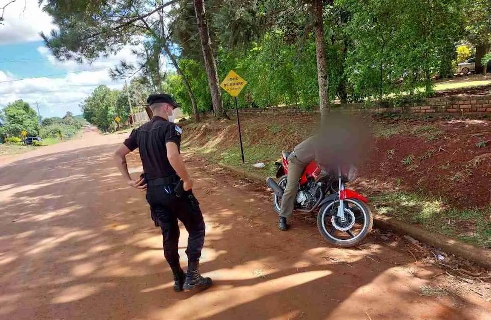 En estado de ebriedad, se quedó dormido sobre su motocicleta