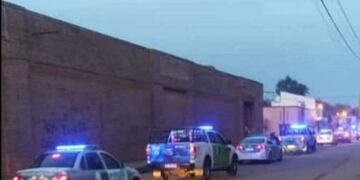 Veinte móviles policiales más otros vehículos de la municipalidad controlaron la circulación durante la noche del pasado viernes y la madrugada de este sábado.