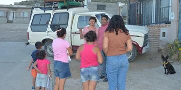 Silvia y David con los cinco hermanitos y su camioneta F-100. Foto: La Nación, Alcides Quiroga.