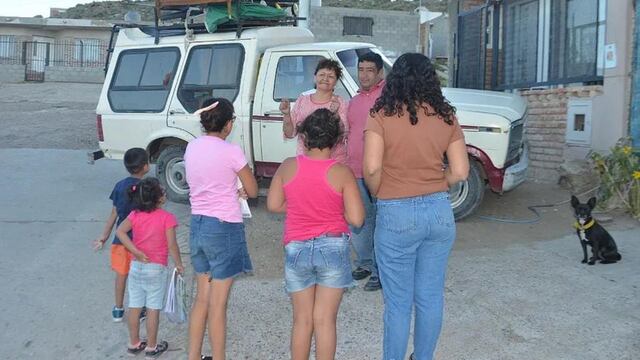Silvia y David con los cinco hermanitos y su camioneta F-100. Foto: La Nación, Alcides Quiroga.