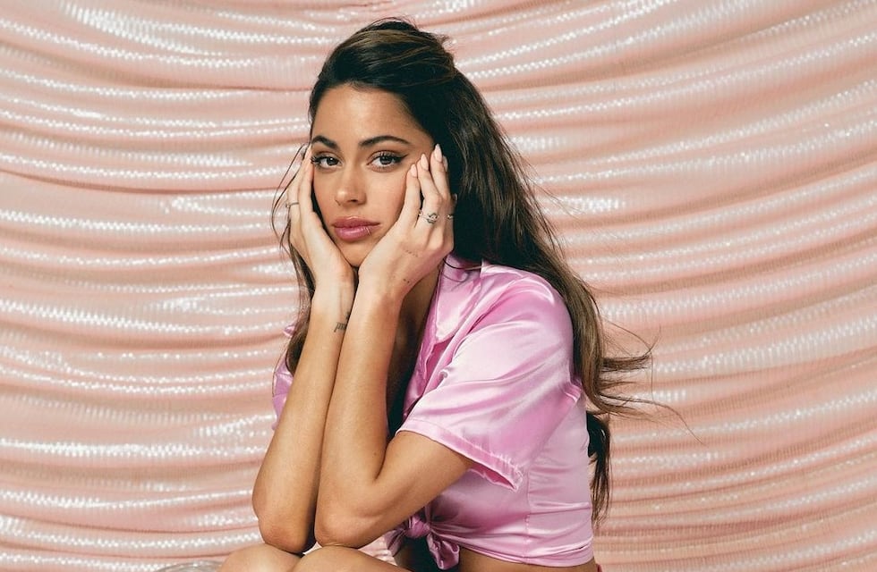 Tini Stoessel estrenó su canción “Fantasi” usando un top con forma de mariposa