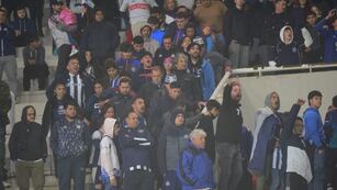 La bronca de los hinchas de Talleres por una nueva derrota que lo aleja de la clasificación a octavos de final (Nicolás Bravo / La Voz).