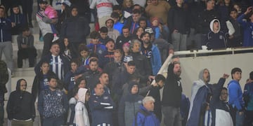 La bronca de los hinchas de Talleres por una nueva derrota que lo aleja de la clasificación a octavos de final (Nicolás Bravo / La Voz).