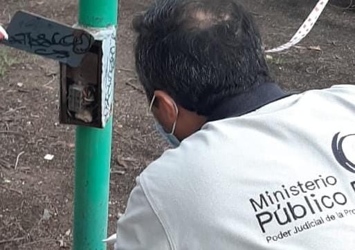 El adolescente murió al tocar un poste en una plaza de Alto Alberdi.