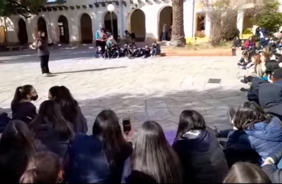 Alumnos del Colegio Nacional realizaron una “sentada” masiva para manifestarse