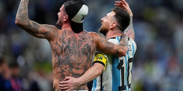 Rodrigo De Paul celebra con Messi la clasificación a semifinales. (AP).
