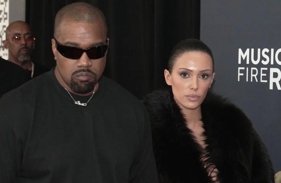 Escándalo en los Grammy 2025: Bianca Censori, la esposa de Kanye West, posó desnuda en la alfombra roja y generó polémica