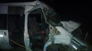 Un transporte escolar y un tractor chocaron en medio de la ruta en Córdoba.