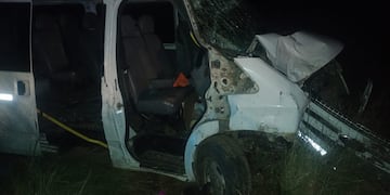 Un transporte escolar y un tractor chocaron en medio de la ruta en Córdoba.