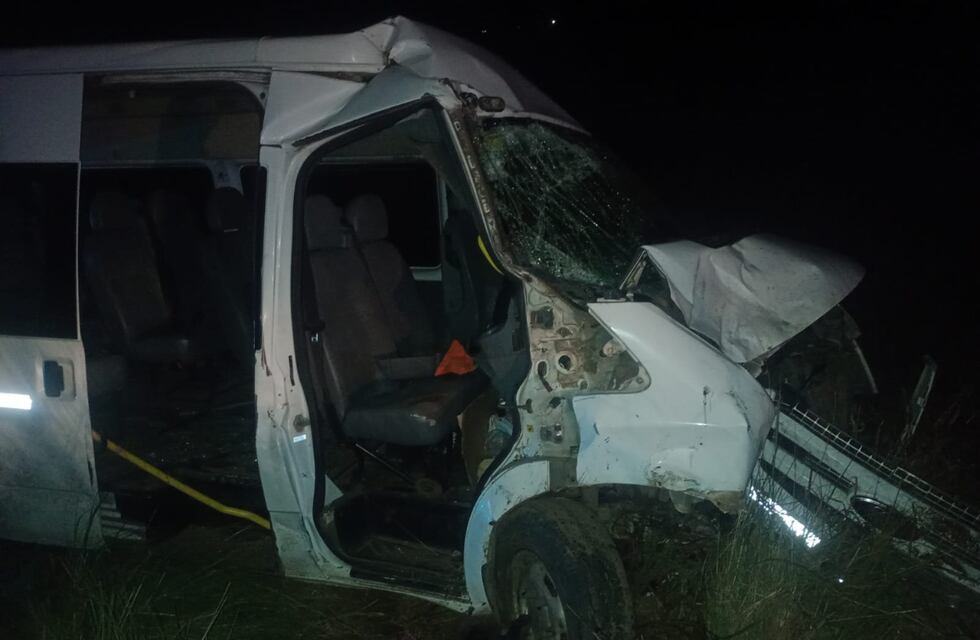 Conmoción en Córdoba: un transporte escolar y un tractor chocaron en plena ruta