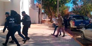 Detuvieron a la madre de la niña de 12 años embarazada. También a su concubino y a dos hombres, "amigos de la familia".