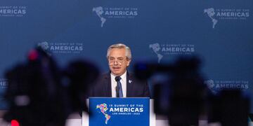 Alberto Fernández dialogó con la prensa en el contexto de la Cumbre de las Américas. Foto: Presidencia.