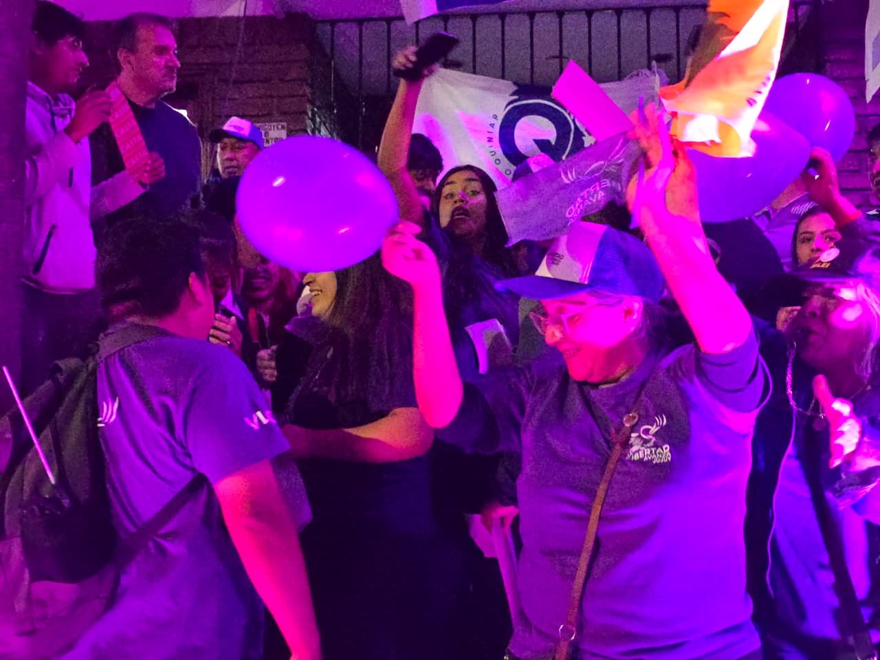 El festejo de los militantes y simpatizantes libertarios este domingo a la noche en la sede de la alianza La Libertad Avanza, en la avenida Hipólito Yrigoyen de la capital jujeña.