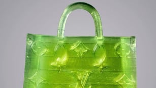 La diminuta cartera mide menos que un grano de sal.