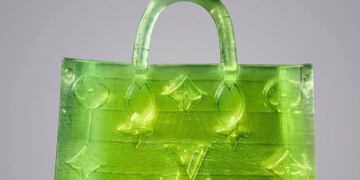 La diminuta cartera mide menos que un grano de sal.