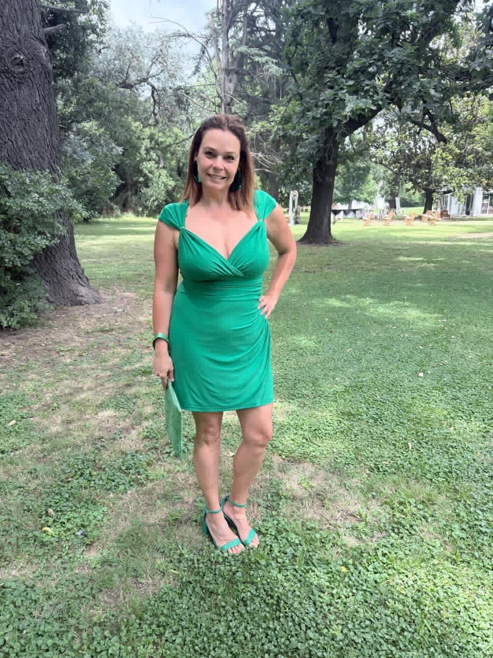 El destape de Mariana Contartesi: la periodista sorprendió con un outfit arriesgado y  elegante para un casamiento y se llevó todos los elogios