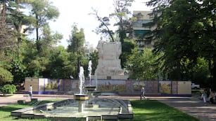 Una turista visitó Mendoza y se sorprendió por una particularidad en la Plaza España