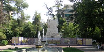Una turista visitó Mendoza y se sorprendió por una particularidad en la Plaza España