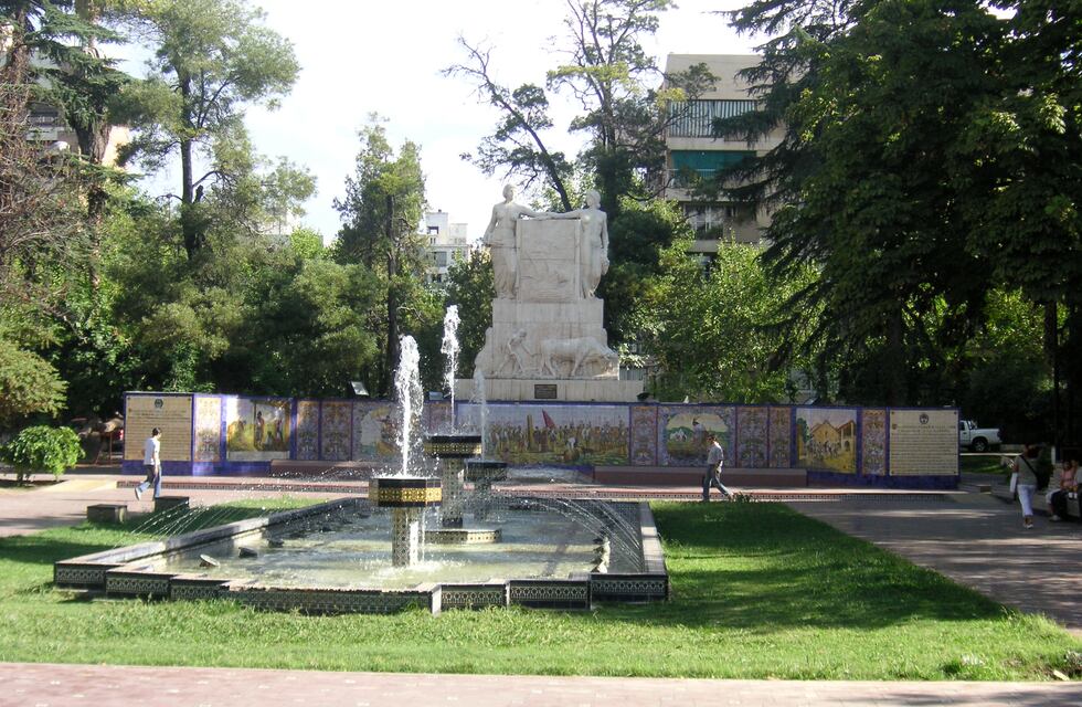 Una turista visitó Mendoza y se sorprendió por una particularidad en la Plaza España