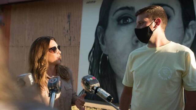 La Sole hablando con el artista Griffa