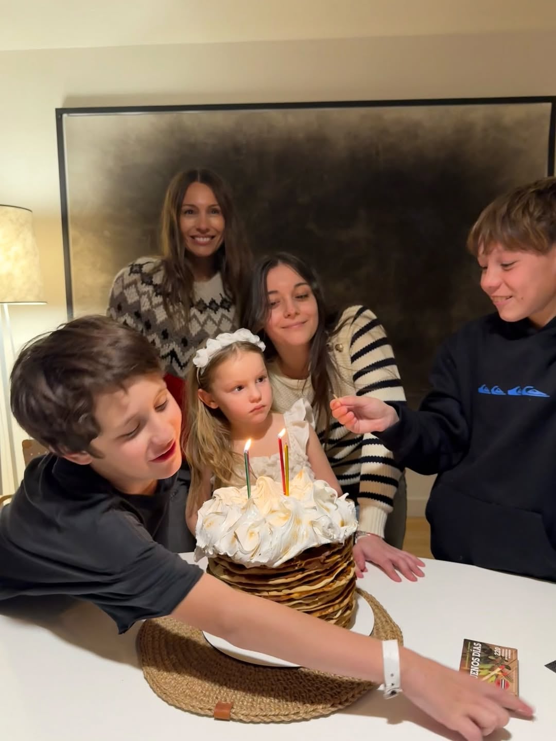 Pampita junto a sus hijos en el cumpleaños de Ana García Moritán.