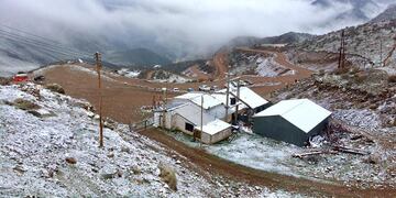 Una nevada tardía en Vallecitos cubrió de blanco el paisaje a un mes y medio del comienzo del verano.