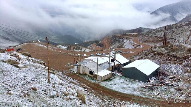 Una nevada tardía en Vallecitos cubrió de blanco el paisaje a un mes y medio del comienzo del verano.