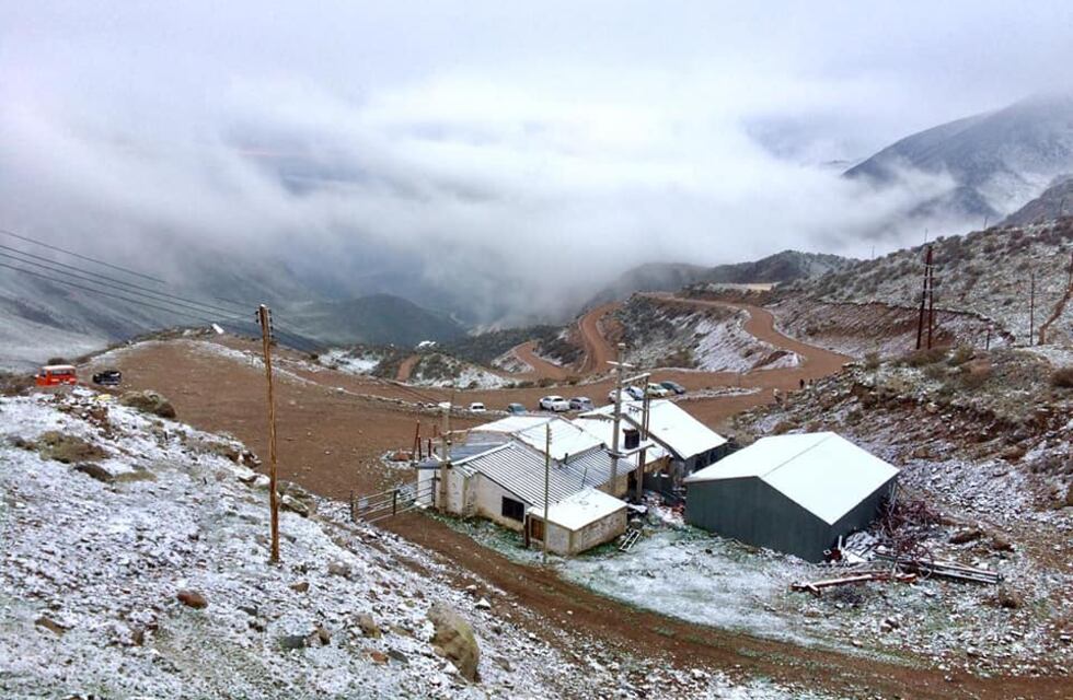 Una nevada tardía en Vallecitos dejó hermosas postales en la cordillera baja en pleno noviembre