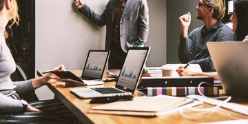Personas trabajando en oficina. Zodiaco