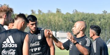 Mascherano con los Sub 20 que jugarán el Sudamericano en Colombia.