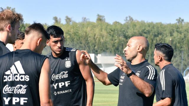 Mascherano con los Sub 20 que jugarán el Sudamericano en Colombia.