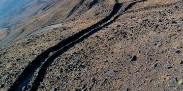 El camino Qhapac Ñan es un sistema de estructuras de piedras planas, transversales al eje del camino, que tenía la función de derivar el agua de lluvia hacia los laterales para evitar que se degrade.