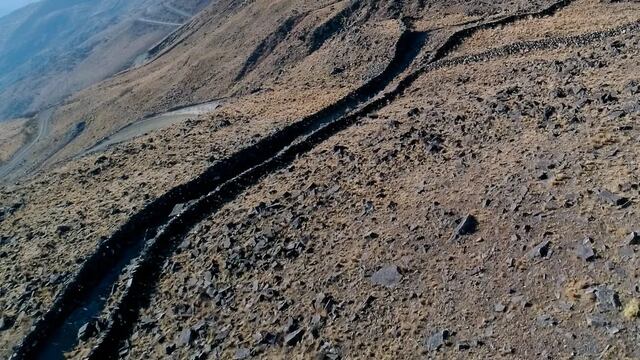 El camino Qhapac Ñan es un sistema de estructuras de piedras planas, transversales al eje del camino, que tenía la función de derivar el agua de lluvia hacia los laterales para evitar que se degrade.