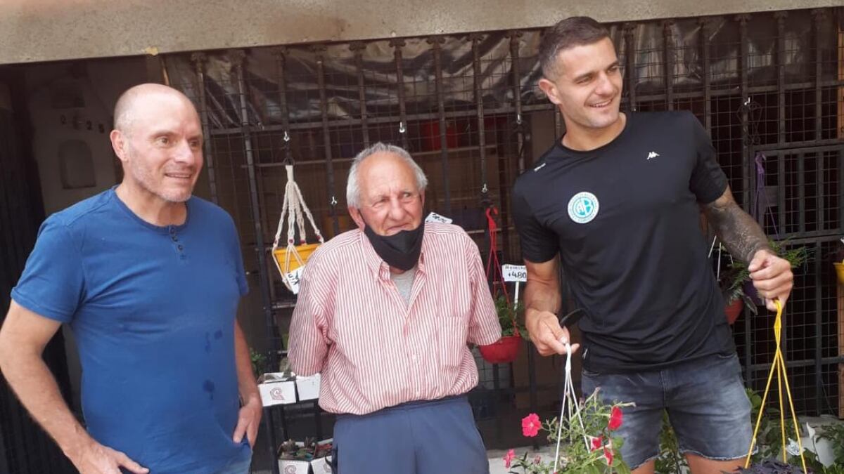 El futbolista de Alberdi le regaló la camiseta con "Viviani" en la espalda.