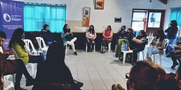 La Secretaría de la Mujer mantuvo un encuentro con la Junta Vecinal del Barrio Kaupen