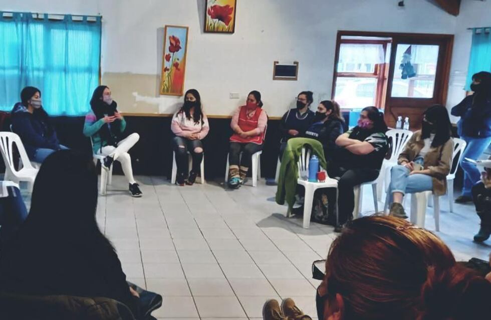 La Secretaría de la Mujer mantuvo un encuentro con la Junta Vecinal del Barrio Kaupen